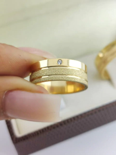 ALIANÇA 7MM C/ PEDRA NA PARTE SUPERIOR | OURO 18K