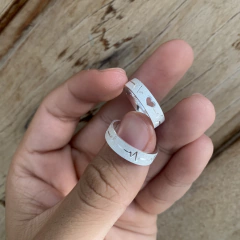 ALIANÇA COM BATIMENTOS CARDÍACOS C/ CORAÇÃO VAZADO (5mm) | PRATA 950 na internet