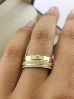 ALIANÇA 7MM C/ PEDRA NA PARTE SUPERIOR | OURO 18K - comprar online