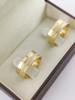 ALIANÇA 7MM C/ PEDRA NA PARTE SUPERIOR | OURO 18K - Souza Joias ® | Desde 2018 | Prata 925/950
