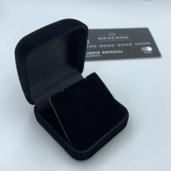 Caixinha para presente cor preta (correntes) na internet