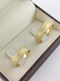 ALIANÇA 6MM ANATÔMICA C/ RISCO TRANSVERSAL | OURO 18K - Souza Joias ® | Desde 2018 | Prata 925/950