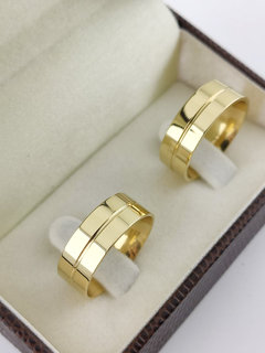 ALIANÇA 7MM LISA COM RISCO CENTRAL | OURO 18K na internet
