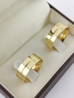 ALIANÇA 7MM LISA COM RISCO CENTRAL | OURO 18K na internet