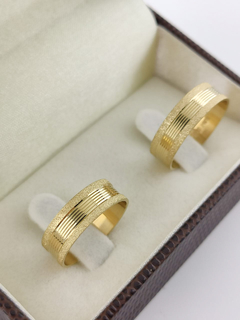 ALIANÇA 6MM C/ LATERAIS FOSCAS E CENTRO LISO | OURO 18K - Souza Joias ® | Desde 2018 | Prata 925/950