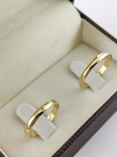 ALIANÇA 2MM ANATÔMICA C/ PEDRA CENTRAL | OURO 18K - Souza Joias ® | Desde 2018 | Prata 925/950