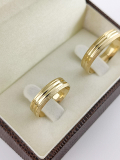 ALIANÇA 5MM ANATÔMICA C/ CANAIS E BORDA DIAMANTADA | OURO 18K - Souza Joias ® | Desde 2018 | Prata 925/950