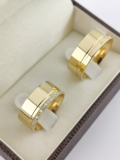 ALIANÇA 8MM C/ PEDRAS NA LATERAL CRAVEJADAS | OURO 18K - Souza Joias ® | Desde 2018 | Prata 925/950