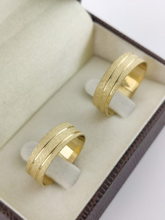 ALIANÇA 6MM FOSCA C/ 2 RISCOS TRANSVERSAIS | OURO 18K na internet