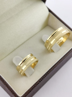 ALIANÇA 7MM C/ DETALHES RECARTILHADOS | OURO 18K - Souza Joias ® | Desde 2018 | Prata 925/950