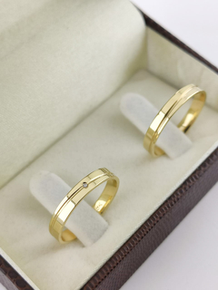 ALIANÇA 3MM C/ RISCO TRANSVERSAL + PEDRA CENTRAL | OURO 18K - Souza Joias ® | Desde 2018 | Prata 925/950