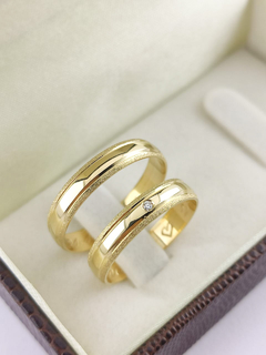 ALIANÇA 4MM ANATÔMICA C/ PEDRA CENTRAL E BORDAS DIAMANTADAS | OURO 18K - comprar online