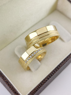 ALIANÇA 7MM C/ 15 PEDRAS EM ZIRCÔNIA | OURO 18K - comprar online