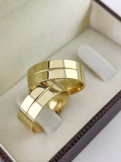 ALIANÇA 7MM LISA COM RISCO CENTRAL | OURO 18K - comprar online