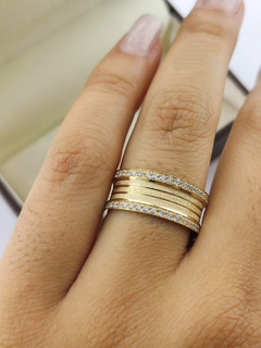 ALIANÇA 8MM C/ 30 PEDRAS EM ZIRCÔNIA NA FEM. | OURO 18K - Souza Joias ® | Desde 2018 | Prata 925/950