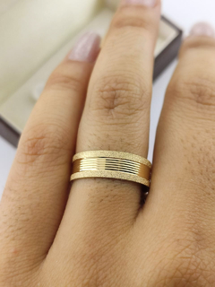 ALIANÇA 6MM C/ LATERAIS FOSCAS E CENTRO LISO | OURO 18K na internet
