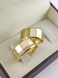 aliança 8mm c/ 15 pedras em zircônia cravejadas + chanfro | ouro 18k - comprar online