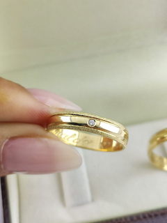 ALIANÇA 4MM ANATÔMICA C/ PEDRA CENTRAL E BORDAS DIAMANTADAS | OURO 18K