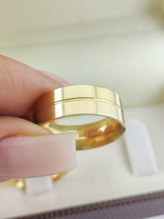 ALIANÇA 7MM LISA COM RISCO CENTRAL | OURO 18K
