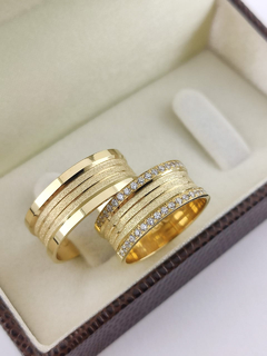 ALIANÇA 8MM C/ 30 PEDRAS EM ZIRCÔNIA NA FEM. | OURO 18K - comprar online