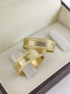 ALIANÇA 6MM C/ LATERAIS FOSCAS E CENTRO LISO | OURO 18K - comprar online