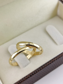 ALIANÇA 2MM ANATÔMICA C/ PEDRA CENTRAL | OURO 18K - comprar online
