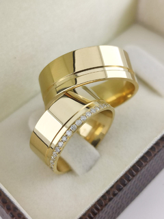 ALIANÇA 8MM C/ PEDRAS NA LATERAL CRAVEJADAS | OURO 18K na internet