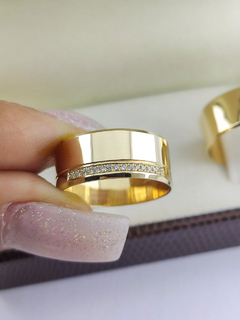 aliança 8mm c/ 15 pedras em zircônia cravejadas + chanfro | ouro 18k