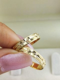 aliança 4mm c/ recartilho estrelado | ouro 18k