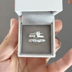 Aliança 2mm personalizada (C/ zircônias azul bebê e brancas) | PRATA 950 [COD 3435]