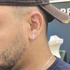BRINCO CRUCIFIXO CRAVEJADO (12X6MM) | PRATA 925 - comprar online
