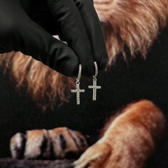 BRINCO ARGOLA COM CRUCIFIXO CRAVEJADO | PRATA 925 - comprar online