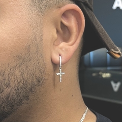 BRINCO ARGOLA COM CRUCIFIXO CRAVEJADO | PRATA 925 na internet