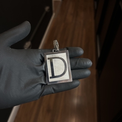 PINGENTE PLACA LETRA (5CM X 4CM) | PRATA 925 - Souza Joias ® | Desde 2018 | Prata 925/950
