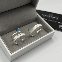Aliança 4mm (c/ 2 canais laterais + zircônia azul bebê) | PRATA 950 [COD 1103]