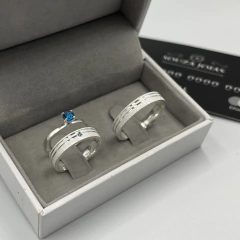 Aliança 4mm (c/ 2 canais laterais + zircônia azul bebê) | PRATA 950 [COD 1103]
