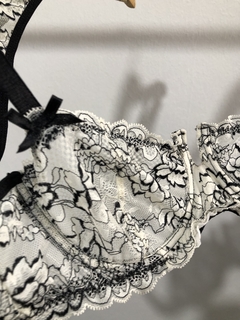 Imagen de CONJUNTO MARGARET MARFIL CON FLORES NEGRAS