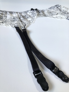PORTALIGAS MARFIL CON FLORES NEGRAS CON LIGAS - comprar online