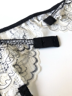 PORTALIGAS MARFIL CON FLORES NEGRAS CON LIGAS - Ariadna So. Lencería de Diseño