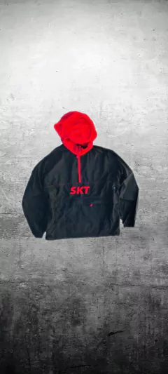 Anorak capucha roja Skt liviano en internet