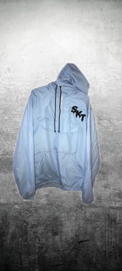 Anorak celeste SKT liviano.