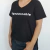 Remera Ingobernable Escote V Negro en internet