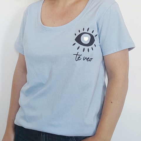 Remera Te Veo Escote Redondo Celeste