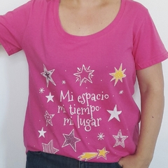 Remera Mi Tiempo Escote Redondo Fuccia - comprar online