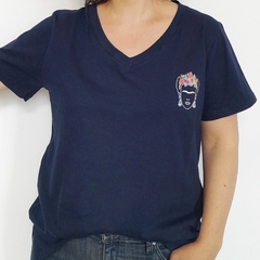 Remera Frase Frida Escote V Azul - comprar online