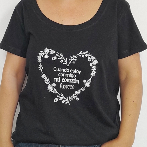 Remera Florece Escote Redondo Negro