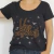 Remera Vivo Consciente Escote Redondo Negro - comprar online
