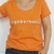 Remera Ingobernable Escote Redondo Naranja Glither - comprar online