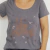 Remera Vivo Consciente Escote Redondo Gris - comprar online