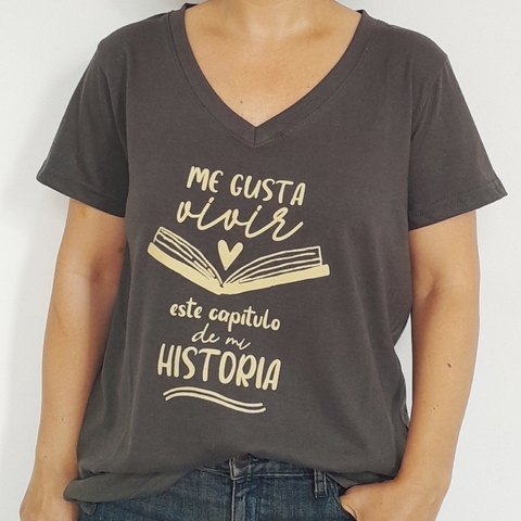 Remera Historia Escote V Gris - tienda online